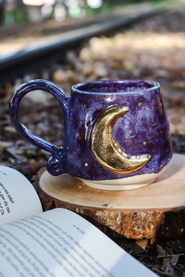 Caneca Caldeirão Lunar Roxa com bolinhas de ouro (argila branca) - Imagem 6