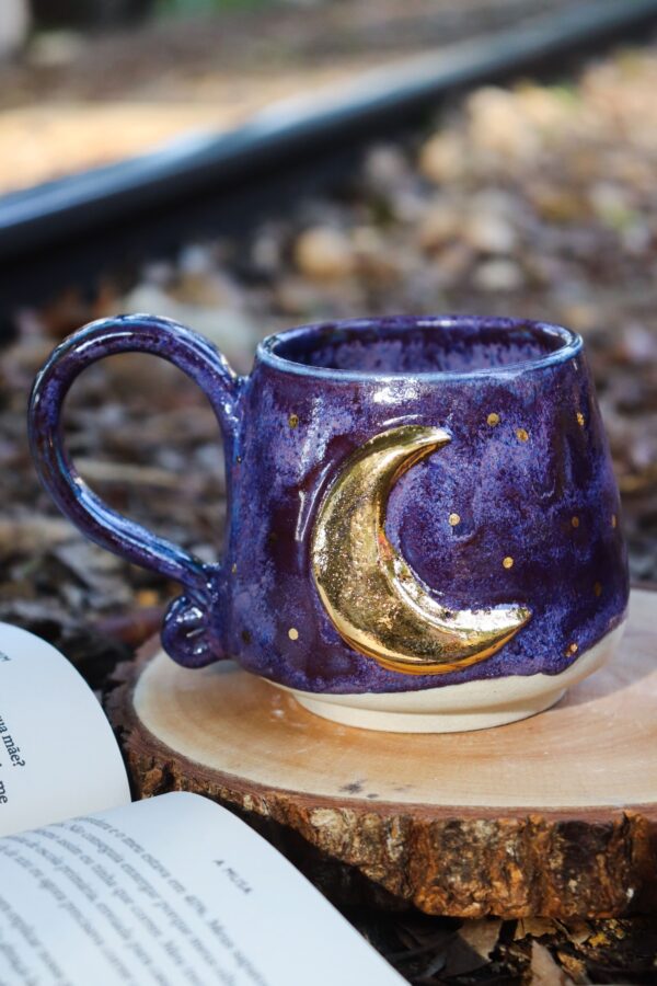 Caneca Caldeirão Lunar Roxa com bolinhas de ouro (argila branca)