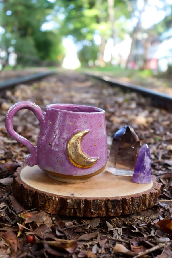 Caneca Caldeirão Lunar Lilás - com bolinhas de ouro - Imagem 2