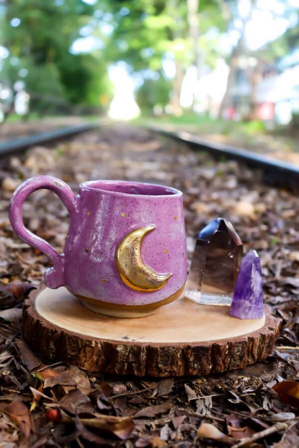 Caneca Caldeirão Lunar Lilás - com bolinhas de ouro - Imagem 6