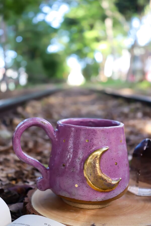 Caneca Caldeirão Lunar Lilás - com bolinhas de ouro - Imagem 5