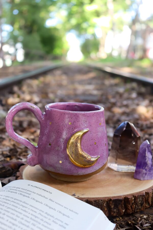 Caneca Caldeirão Lunar Lilás - com bolinhas de ouro